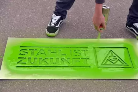 Die Demonstrierendenkommen vor allem aus der Stahlbranche. 