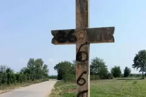 Das Kreuz wurde mit schwarzer Farbe verschmiert.
