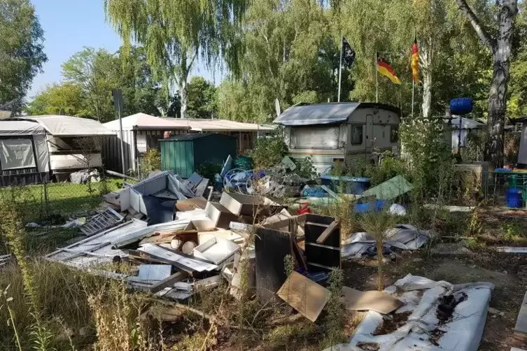 Ist den verbliebenen Campern ein Dorn im Auge: der M&uuml;ll, den mancher ehemalige Bewohner zur&uuml;ckgelassen hat.