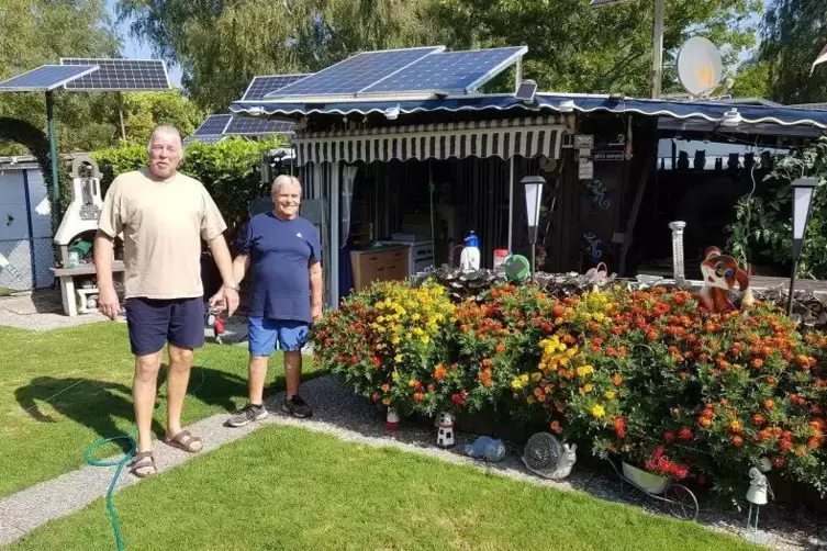 Legen Wert darauf, dass ihre Pl&auml;tze gepflegt sind: die Camper Michael Adler (links) und Werner Keitel.