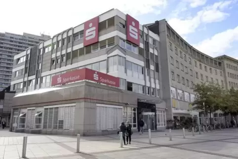 Gegenüber der „Metropol“-Baustelle und neben dem Platanenhain liegt das Sparkassen-Gebäude.