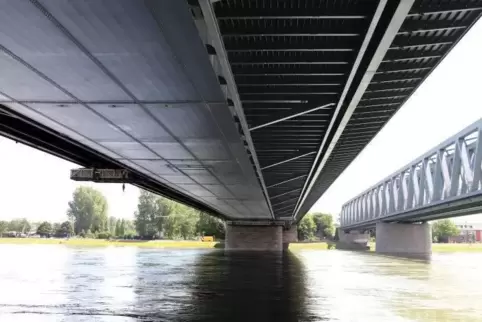 Bisher gibt es zwischen Wörth und Karlsruhe eine Straßen- und eine Eisenbahnbrücke.