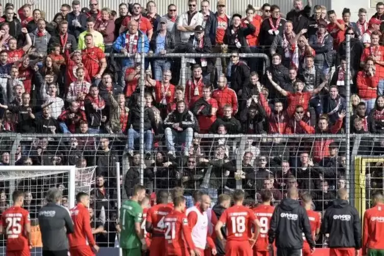 Nach der 1:3-Niederlage in München wurden die FCK-Spieler von den eigenen Fans beschimpft. Aber war auch ein Platzsturm geplant?