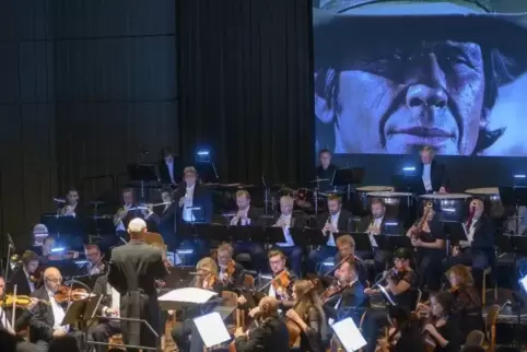 Passende Szenen wurden zur Darbietung der verschiedenen Filmmusiken durch das Orchestre Philharmonique de Prague gezeigt.