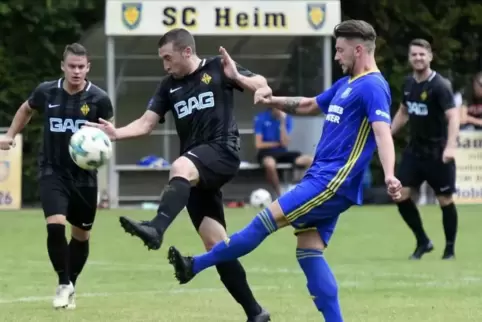 Fehlpässe gegen Queichhambach vermeiden: SC-Spielertrainer Benjamin Montino (rechts, hier in der Partie gegen Oppau), warnt vor 