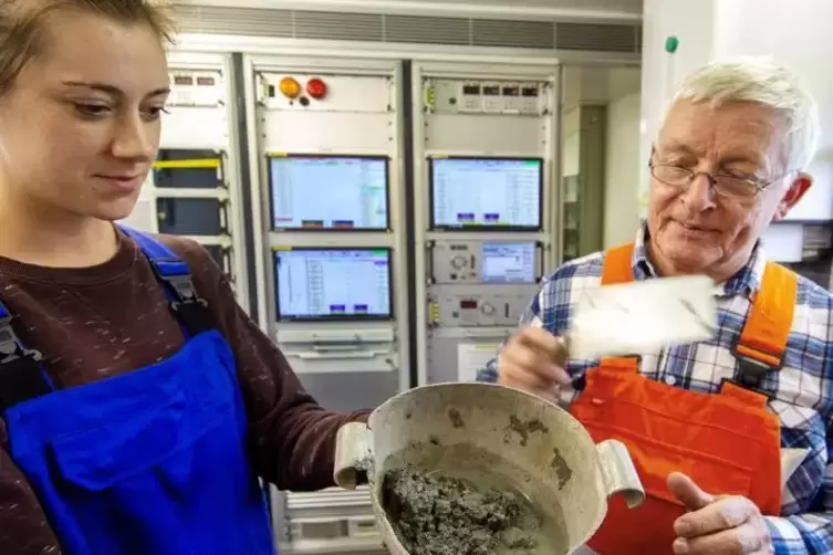 Mit dem sogenannten Bohrklein &ndash; das Gestein, das bei der Bohrung zutage gef&ouml;rdert wird: Liliana Prass und Rudi Meier, Mitarbeite