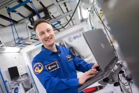 Matthias Maurer in einem Modell der ISS.