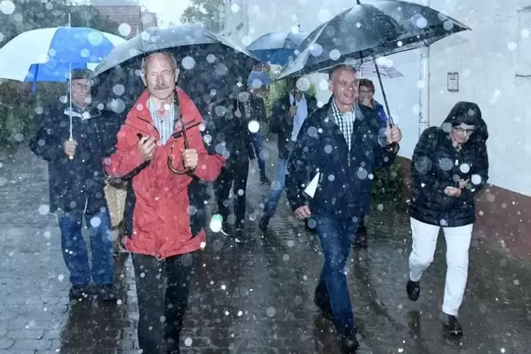 Dem Regen zum Trotz macht sich eine Gruppe unter Führung von Kurt Kauk (Zweiter von rechts) und seinem Amtsvorgänger Fritz Lanni
