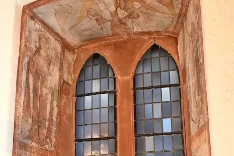Die Fensternische mit den original gotischen Fresken befindet sich im Chor der Kirche.