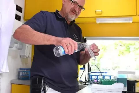 Harald Gülzow im Labormobil des Vereins VSR-Gewässerschutz. 