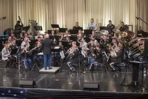 Keine Spur von militärischer Steifheit: der Auftritt der US Army Europe Band mit dem Heeresmusikkorps Koblenz.