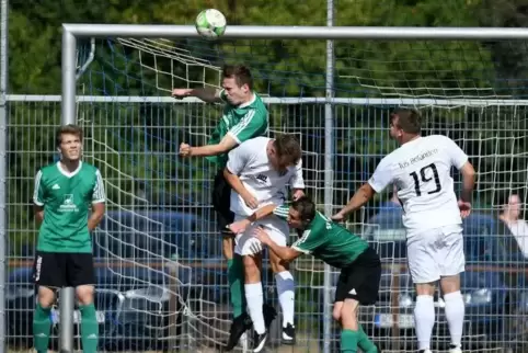 Die Spielvereinigung Gauersheim (grüne Trikots) konnte zuletzt zwei Erfolge feiern. Hier eine Szene aus dem Spiel beim TuS Bolan