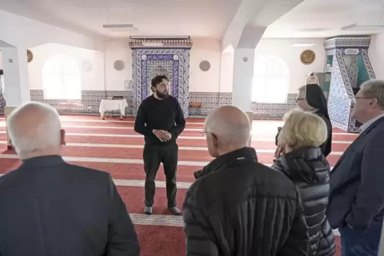 Ahmet Özbek zeigt den Besuchern die Moschee.