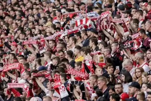 Wollen endlich mal wieder feiern und nicht nur Frust schieben: die FCK-Fans.