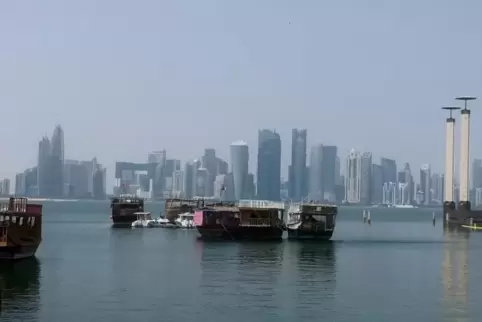 Alte Boote aus Holz vor der Skyline von Doha.