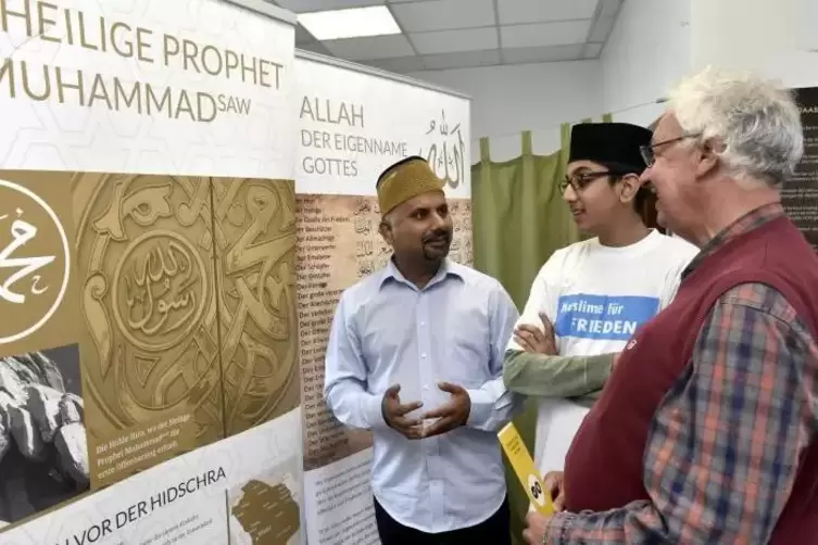 Der Frankenthaler Ortwin Bernad informiert sich beim Tag der offenen Moschee bei der islamischen Reformgemeinde Ahmadiyya Muslim