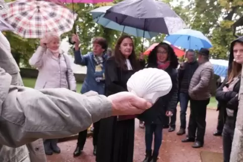 Nach dem Erntedank-Gottesdienst in der evangelischen Flurskapelle in Ulmet wurde eine Jakobsmuschel als Zeichen der Zugehörigkei