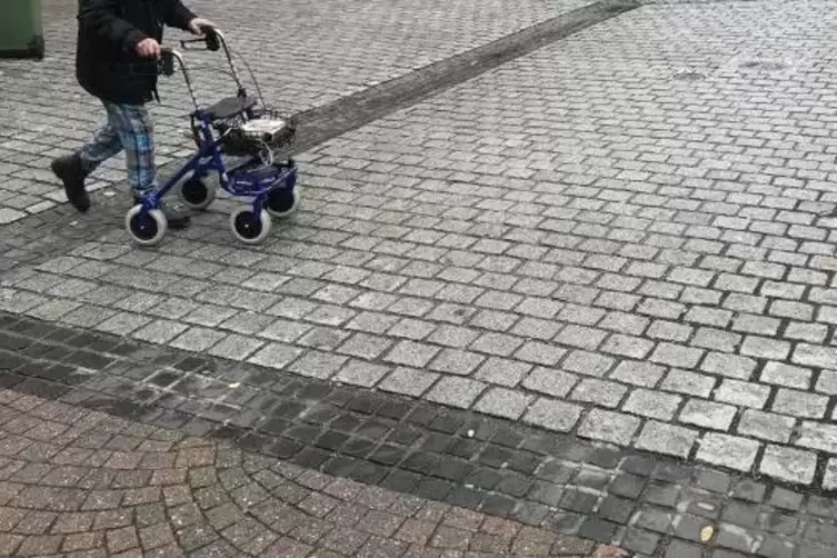Alles andere als behindertenfreundlich: das Pflaster vor dem protestantischen Gemeindehaus in der Ringstra&szlig;e. F&uuml;r gesch&auml;tzte Kos