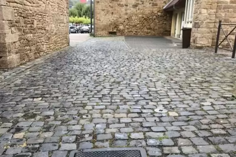 Wird f&uuml;r 35.000 Euro gegl&auml;ttet: der Weg Schlossstra&szlig;e/Rognacplatz.