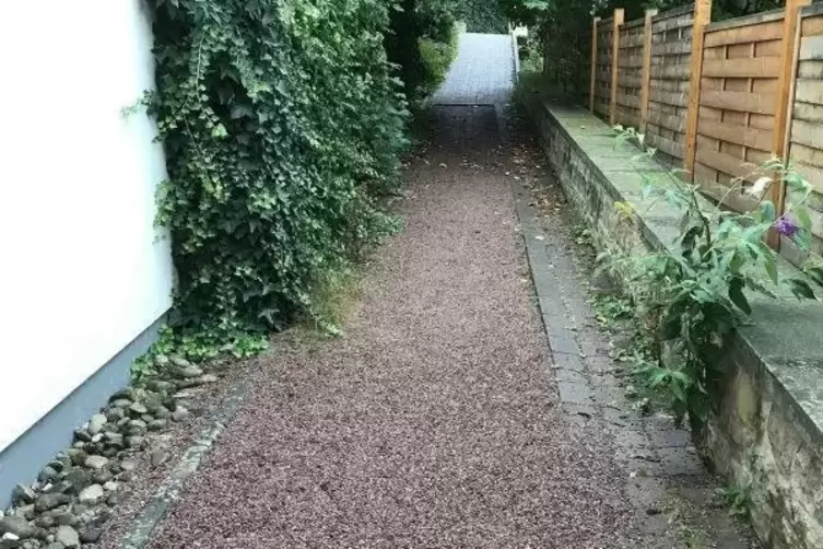Bekommt f&uuml;r 7000 Euro einen neuen Belag: der Fu&szlig;weg Rosmarienstra&szlig;e.