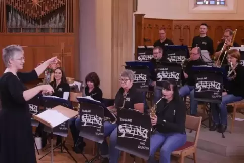 Die „Königsland Swing Band“ unter der Leitung von Stefanie Ludes beendete die Veldenz-Königsland-Konzertreihe für dieses Jahr.