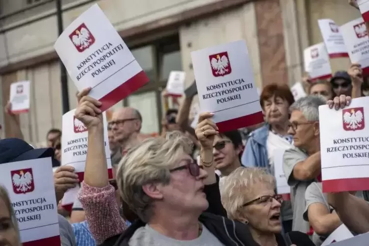 Demonstranten in Warschau: In der polnischen Hauptstadt gingen vor einem Jahr tausende Menschen gegen die geplante Justizreform 