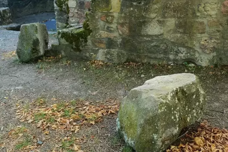 Diese Steine wurden von Unbekannten auf dem Boden gehievt.