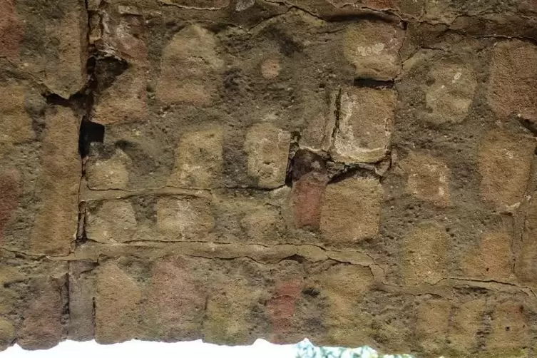 Am Burgtor drohen Steine herunterzufallen, wenn der Zerfall weitergeht.