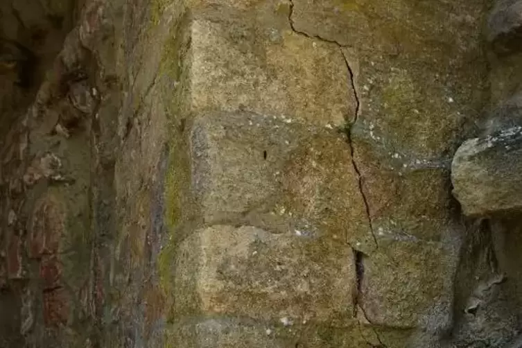 An einigen Stellen der Burg Falkenstein sind Risse zu sehen.