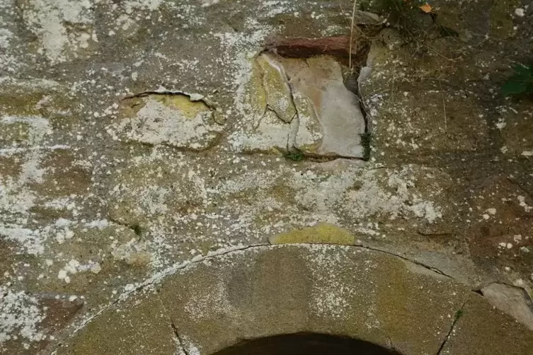 An einigen Stellen der Burg Falkenstein sind Risse zu sehen.