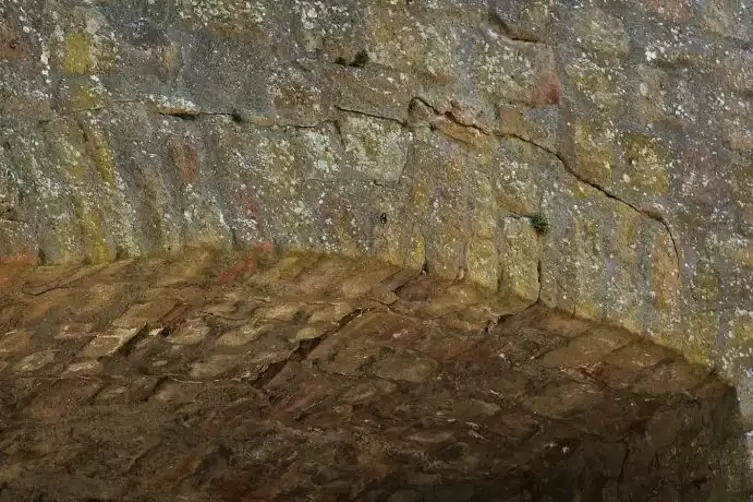 An einigen Stellen der Burg Falkenstein sind Risse zu sehen.