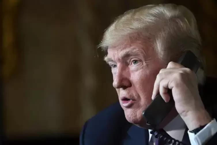 US-Präsident Trump telefoniert sich so durch die Welt.
