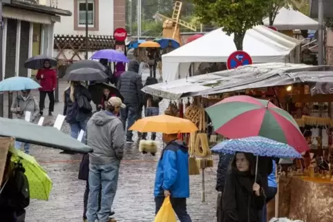 Die dem Regen trotzenden Bauernmarkt-Besucher freuten sich über ausreichend Platz zum Bummeln.
