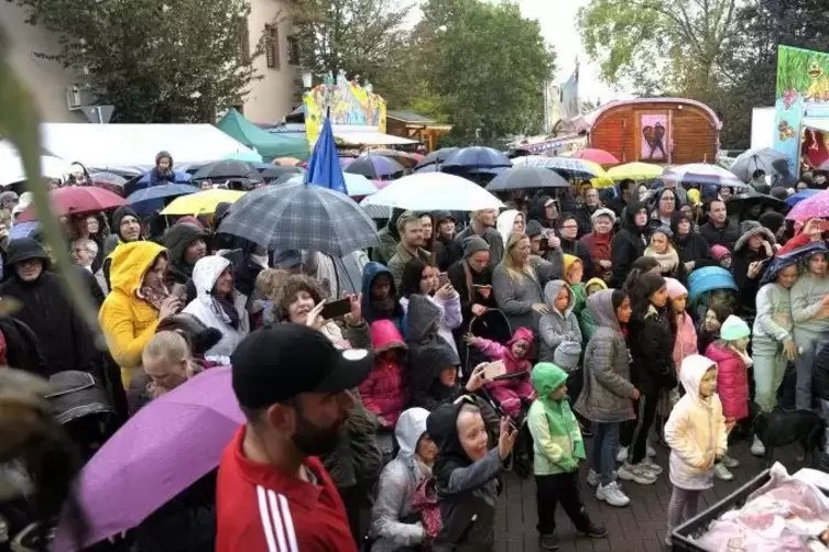 Bei der Kerweer&ouml;ffnung war einiges los. Trotz des schlechten Wetters.