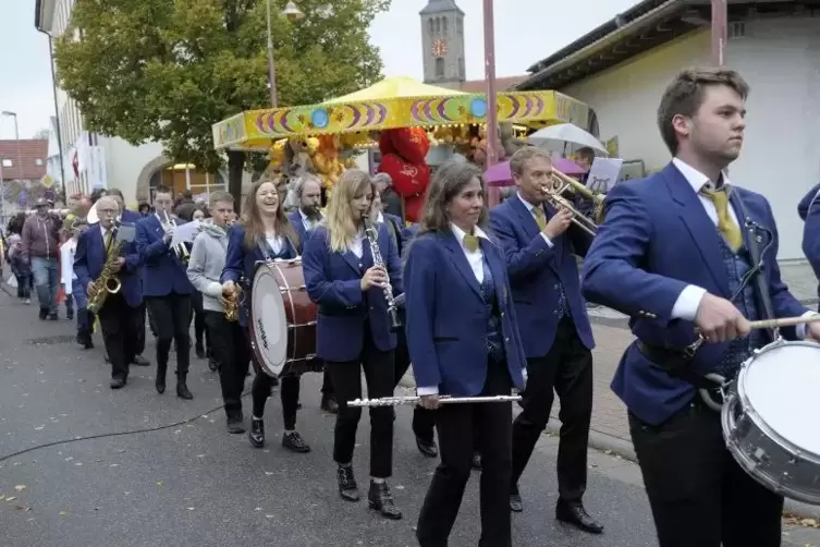 Der Musikverein Harmonie sorgt beim Umzug f&uuml;r die passenden T&ouml;ne.