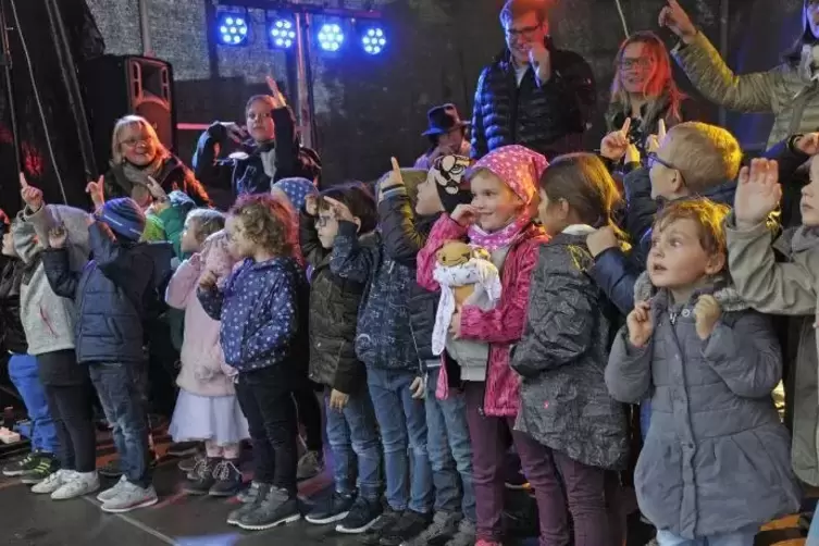 Die Kindergartenkinder entz&uuml;cken beim Auftritt auf der B&uuml;hne.