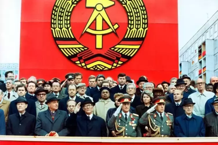 Das Honecker-Regime war am Ende – wollte es aber noch nicht glauben, als es am 7. Oktober 1989 mit Staatsgästen – darunter dem s