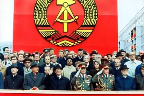 Das Honecker-Regime war am Ende – wollte es aber noch nicht glauben, als es am 7. Oktober 1989 mit Staatsgästen – darunter dem s