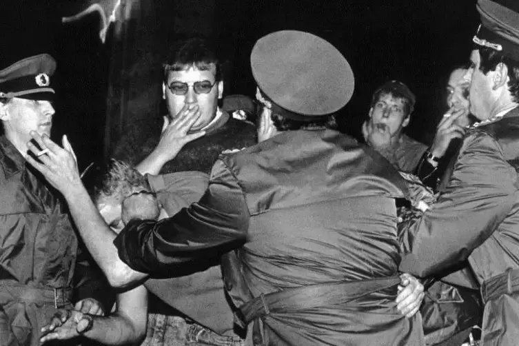 Zuerst abdr&auml;ngen, sp&auml;ter niederkn&uuml;ppeln: Die Staatsmacht versuchte, einen sich am Alexanderplatz bildenden Demonstrationszug zu 