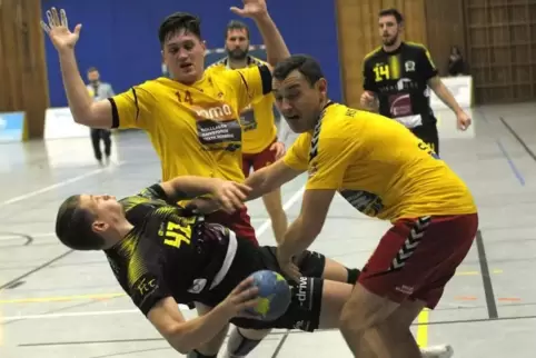 Nur per Foul zu bremsen: Eckbachtals Julian Pozywio (hinten) Matthias Kassel (rechts) gegen Mundenheims Dominik Hopp.