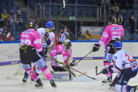 Dicke Luft vorm Krefelder Tor – Nicolas Krämmer (rechts) hat Goalie Dimitri Pätzold geprüft. 