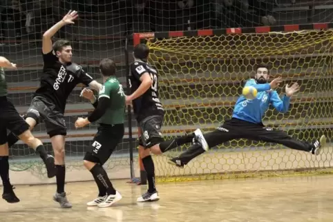 Mit seinen zehn Paraden hatte er großen Anteil am Sieg der Dansenberger über Hochdorf: TuS-Keeper Kevin Klier. Hier hält er den 