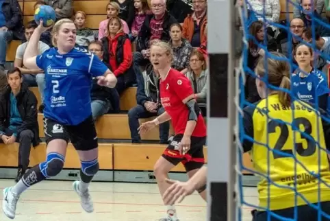 Müssen zuschauen: Kim Knittel (rot) und Torfrau Carolin Claus aus Waldsee.