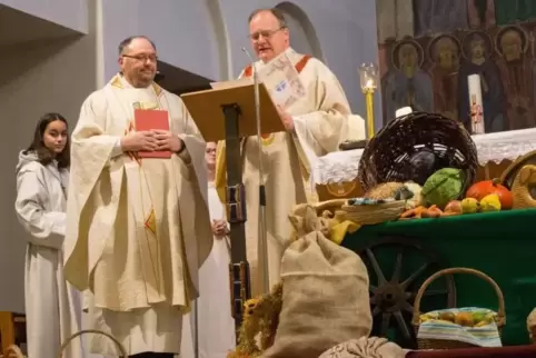 Bei der Amtseinführung von Pfarrer Ulrich Nothhof (links) verlas Dekan Johannes Pioth das Ernennungsschreiben für den neuen Haue