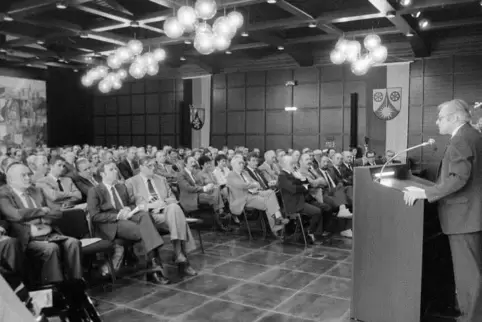 27. Oktober 1982: Ministerpräsident Bernhard Vogel hält die Festansprache zur Einweihung des neuen Kreishauses. Links in der vor