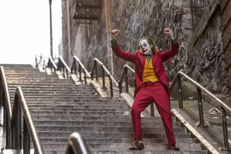 Die Rache des verulkten Clowns udn verhinderten Komikers: Zu Filmbeginn schleppt er sich die Treppe, die zu seinem schäbigen Zuh
