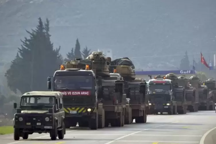Türkische Militärfahrzeuge an der Grenze zu Syrien.