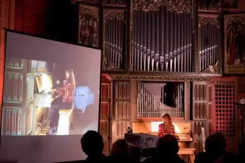 Wer in der Kirche einen ungünstigen Blickwinkel auf die Künstlerin hatte, konnte ihr Spiel auf einer Leinwand verfolgen.