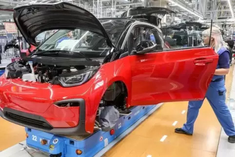 Im BMW-Werk Leipzig wird ein E-Auto montiert. Im Vergleich zu Modellen mit Verbrennungsmotor werden weniger Komponenten und dami