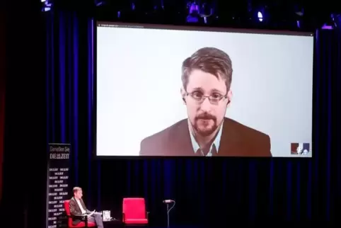 Wie der Große Bruder in Orwells Schreckensroman „1984“: Whistleblower Edward Snowden ist via Video zu einem Pressegespräch zuges